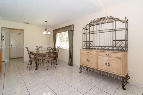 House in Miramar, Florida 4 bedrooms, 259.66 sq.m. № 2051134 - photo 12