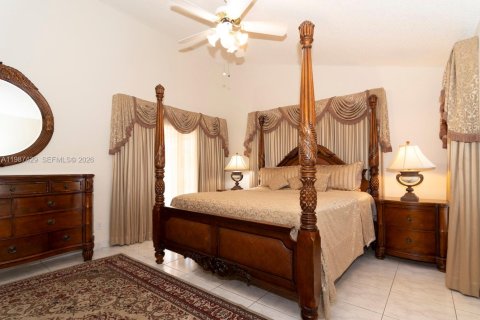 House in Miramar, Florida 4 bedrooms, 259.66 sq.m. № 2051134 - photo 18