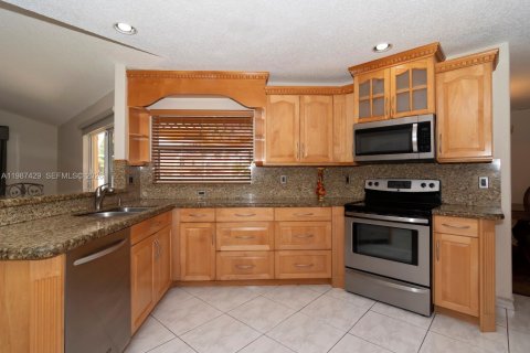 House in Miramar, Florida 4 bedrooms, 259.66 sq.m. № 2051134 - photo 9