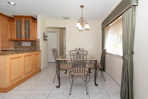 House in Miramar, Florida 4 bedrooms, 259.66 sq.m. № 2051134 - photo 11