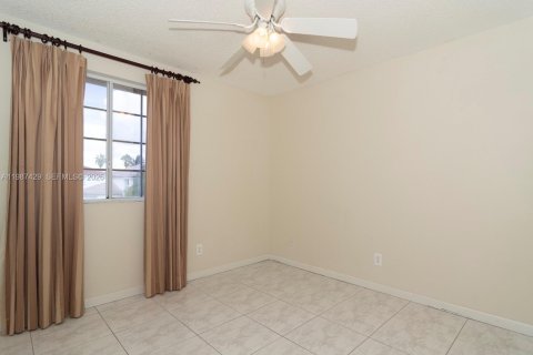 House in Miramar, Florida 4 bedrooms, 259.66 sq.m. № 2051134 - photo 28