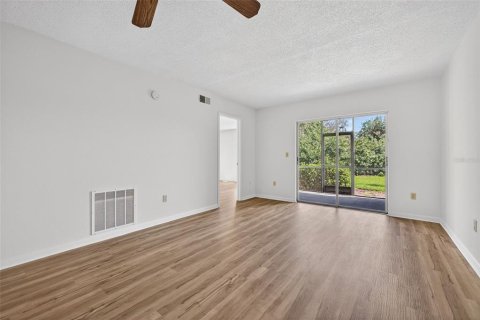 Condo in Largo, Florida, 2 bedrooms № 2142025 - photo 19