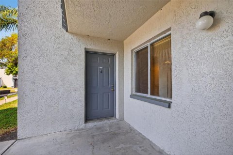 Condo in Largo, Florida, 2 bedrooms № 2142025 - photo 3