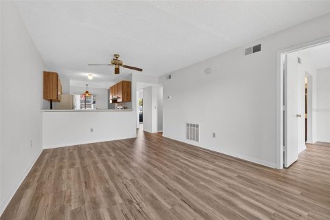 Condo in Largo, Florida, 2 bedrooms № 2142025 - photo 4
