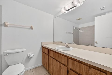 Condo in Largo, Florida, 2 bedrooms № 2142025 - photo 21