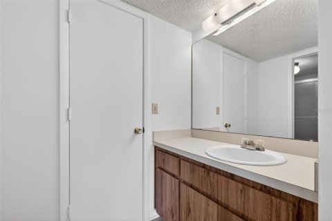 Condo in Largo, Florida, 2 bedrooms № 2142025 - photo 14