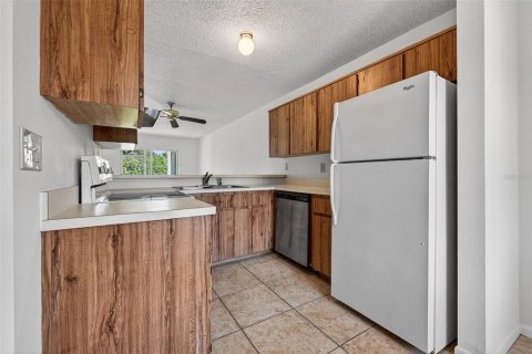 Condo in Largo, Florida, 2 bedrooms № 2142025 - photo 9