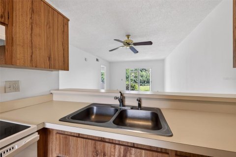 Condo in Largo, Florida, 2 bedrooms № 2142025 - photo 10