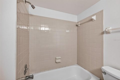 Condo in Largo, Florida, 2 bedrooms № 2142025 - photo 22