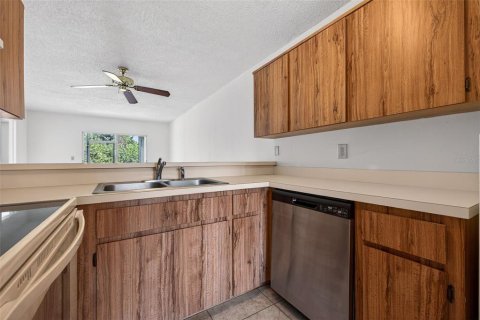 Condo in Largo, Florida, 2 bedrooms № 2142025 - photo 8