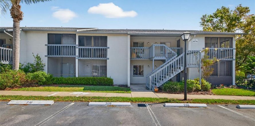 Condo in Largo, Florida, 2 bedrooms № 2142025