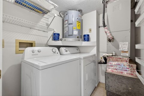 Condo in Largo, Florida, 2 bedrooms № 2142025 - photo 23
