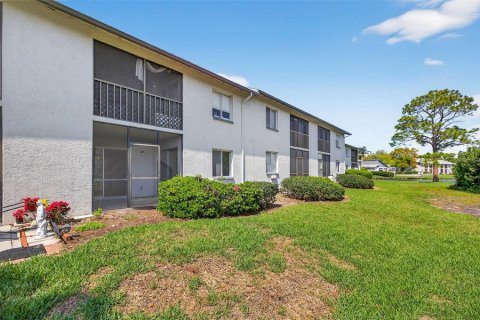 Condo in Largo, Florida, 2 bedrooms № 2142025 - photo 27