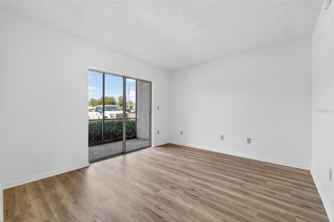 Condo in Largo, Florida, 2 bedrooms № 2142025 - photo 20