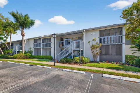 Condo in Largo, Florida, 2 bedrooms № 2142025 - photo 2