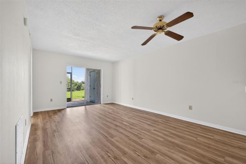 Condo in Largo, Florida, 2 bedrooms № 2142025 - photo 13