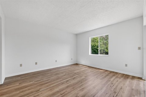 Condo in Largo, Florida, 2 bedrooms № 2142025 - photo 17