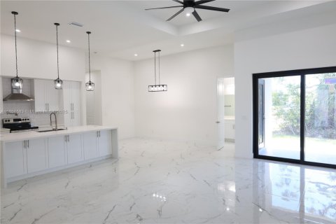 House in Cape Coral, Florida 4 bedrooms, 187.29 sq.m. № 2034796 - photo 29