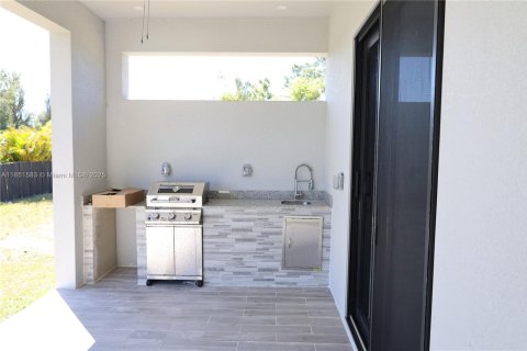 House in Cape Coral, Florida 4 bedrooms, 187.29 sq.m. № 2034796 - photo 21