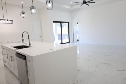 House in Cape Coral, Florida 4 bedrooms, 187.29 sq.m. № 2034796 - photo 26