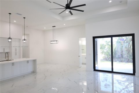 House in Cape Coral, Florida 4 bedrooms, 187.29 sq.m. № 2034796 - photo 28