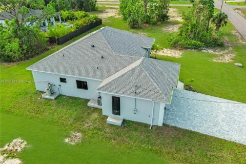House in Cape Coral, Florida 4 bedrooms, 187.29 sq.m. № 2034796 - photo 3