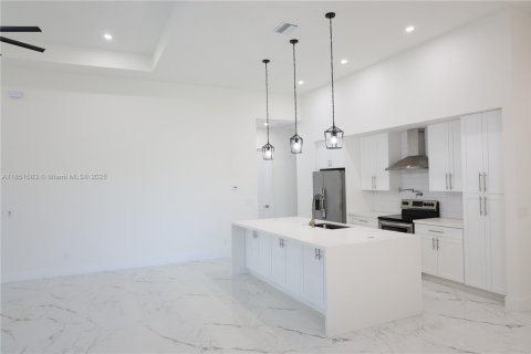 House in Cape Coral, Florida 4 bedrooms, 187.29 sq.m. № 2034796 - photo 30