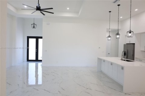 House in Cape Coral, Florida 4 bedrooms, 187.29 sq.m. № 2034796 - photo 17