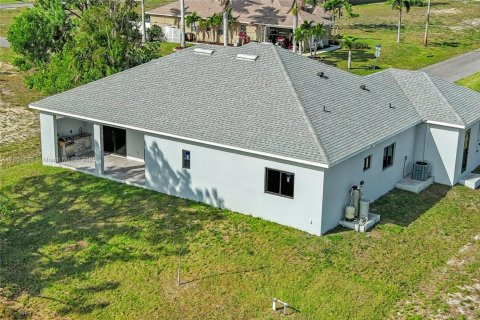 House in Cape Coral, Florida 4 bedrooms, 187.29 sq.m. № 2034796 - photo 5