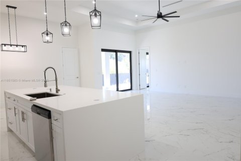 House in Cape Coral, Florida 4 bedrooms, 187.29 sq.m. № 2034796 - photo 25