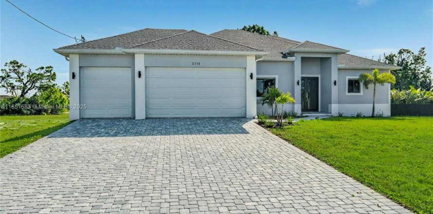 House in Cape Coral, Florida 4 bedrooms, 187.29 sq.m. № 2034796