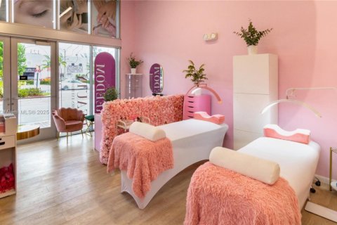 Propiedad comercial en venta en Doral, Florida № 1969939 - foto 4