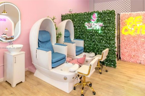 Propiedad comercial en venta en Doral, Florida № 1969939 - foto 8