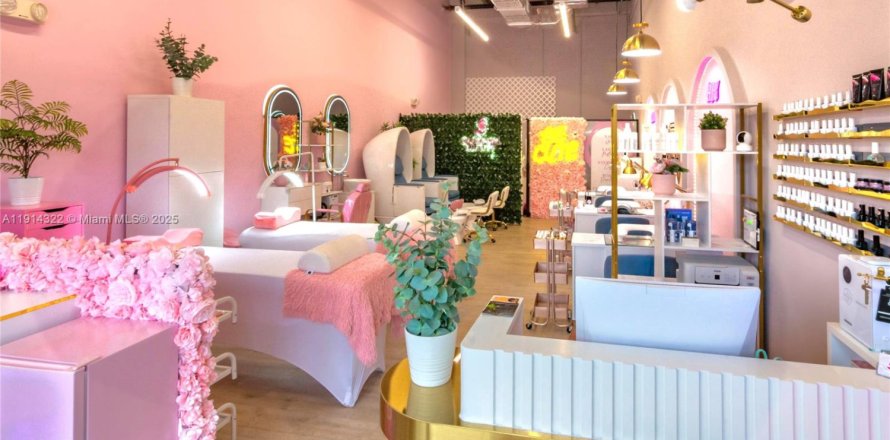 Propiedad comercial en Doral, Florida № 1969939