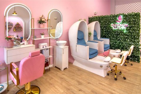 Propiedad comercial en venta en Doral, Florida № 1969939 - foto 6