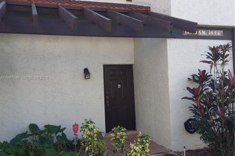 House in Miami, Florida 2 bedrooms, 127.28 sq.m. № 2031206