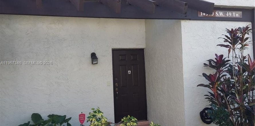 House in Miami, Florida 2 bedrooms, 127.28 sq.m. № 2031206