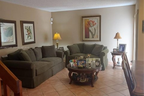 House in Miami, Florida 2 bedrooms, 127.28 sq.m. № 2031206 - photo 2