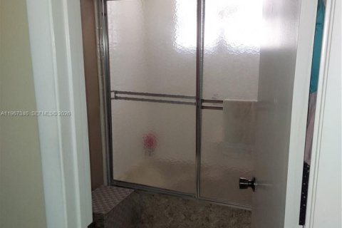 House in Miami, Florida 2 bedrooms, 127.28 sq.m. № 2031206 - photo 5