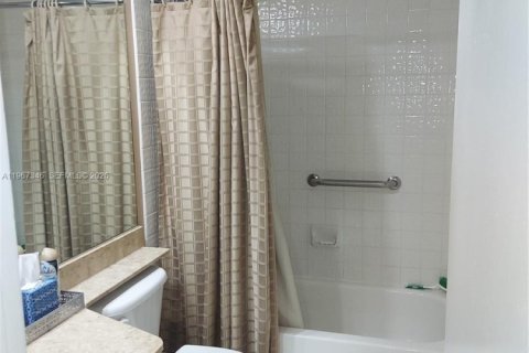 House in Miami, Florida 2 bedrooms, 127.28 sq.m. № 2031206 - photo 4