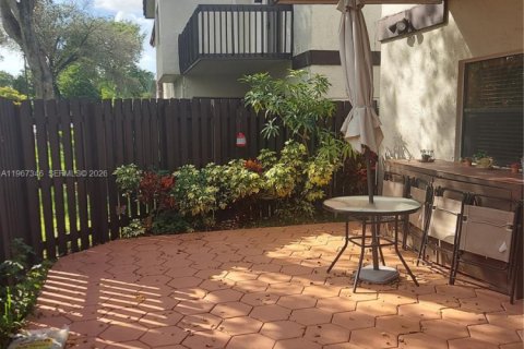 House in Miami, Florida 2 bedrooms, 127.28 sq.m. № 2031206 - photo 9