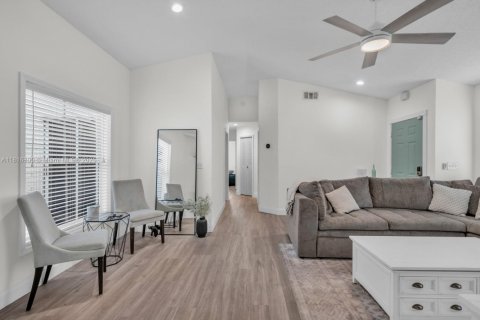House in Pembroke Pines, Florida 3 bedrooms, 130.34 sq.m. № 1770511 - photo 3