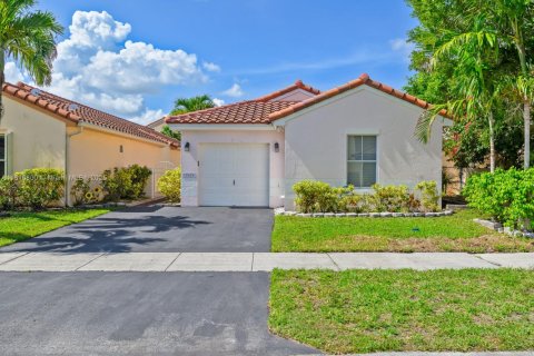 House in Pembroke Pines, Florida 3 bedrooms, 130.34 sq.m. № 1770511 - photo 1
