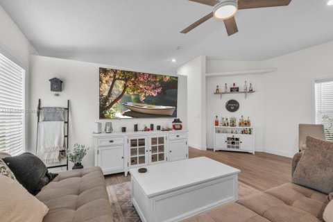 House in Pembroke Pines, Florida 3 bedrooms, 130.34 sq.m. № 1770511 - photo 15