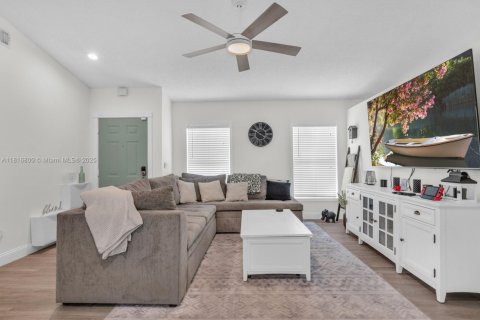 House in Pembroke Pines, Florida 3 bedrooms, 130.34 sq.m. № 1770511 - photo 11