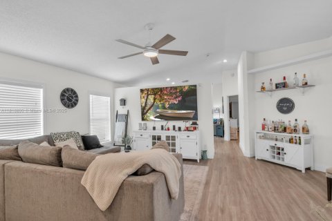 House in Pembroke Pines, Florida 3 bedrooms, 130.34 sq.m. № 1770511 - photo 2