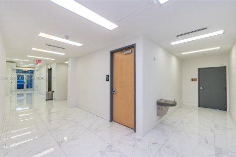 Commercial property in Doral, Florida № 2006102 - photo 11