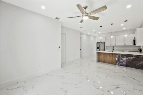 Immobilier commercial à vendre à Lehigh Acres, Floride: 30 chambres, 113.53 m2 № 2093154 - photo 12