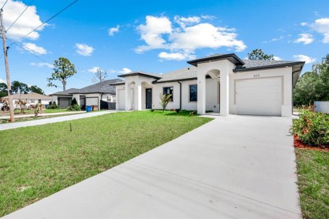Immobilier commercial à vendre à Lehigh Acres, Floride: 30 chambres, 113.53 m2 № 2093154 - photo 2