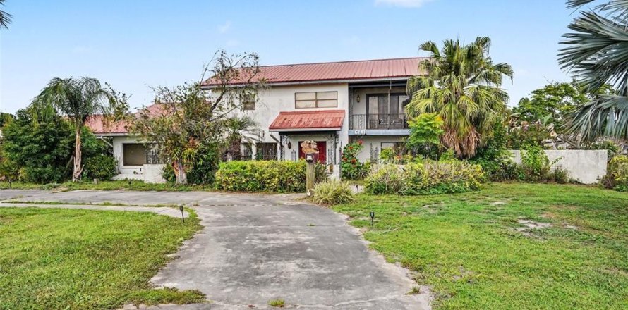 Casa en Indian lake estates, Florida 3 dormitorios, 446.67 m2 № 2102546